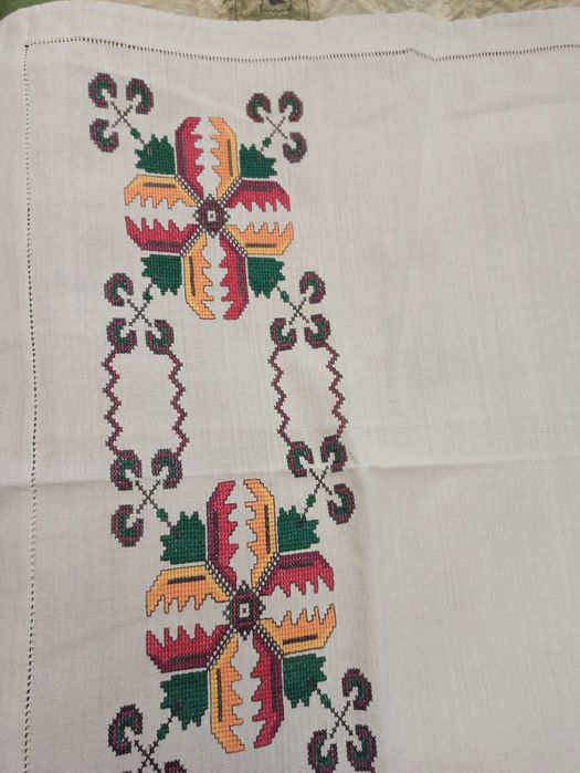 Продам шторки вишивані на ліжко