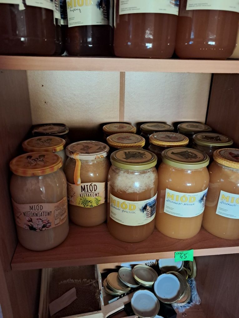 Miód z przydomowej pasieki.