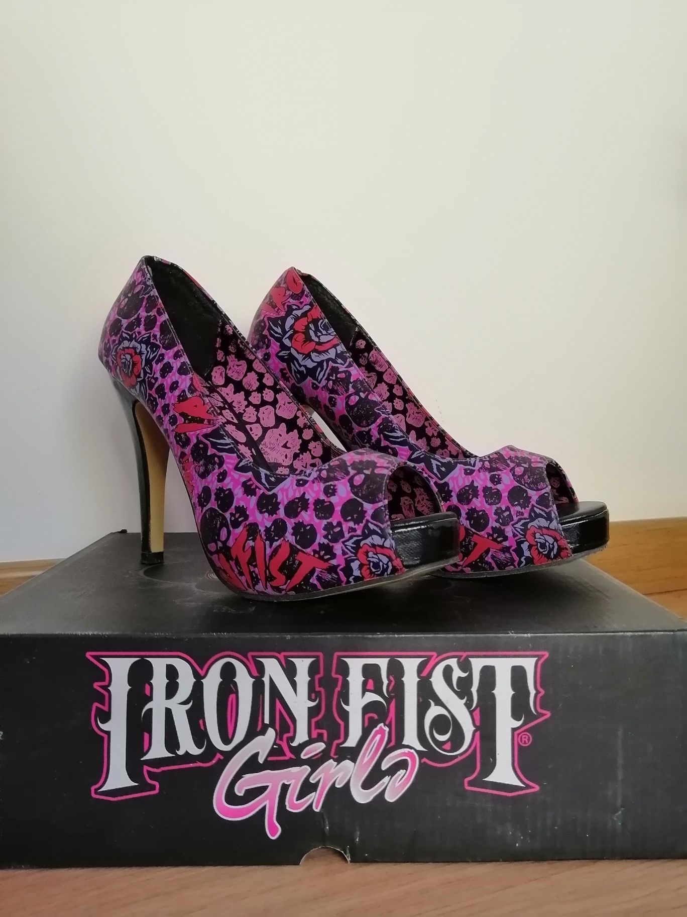 Sapatos senhora salto alto Iron Fist 38