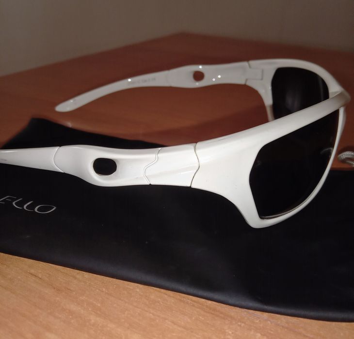 Białe okulary sportowe firmy Mello