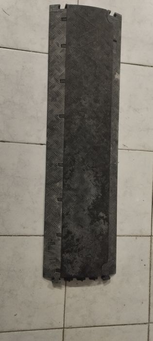 Passa cabos de borracha em excelente estado Defender Nano BLK