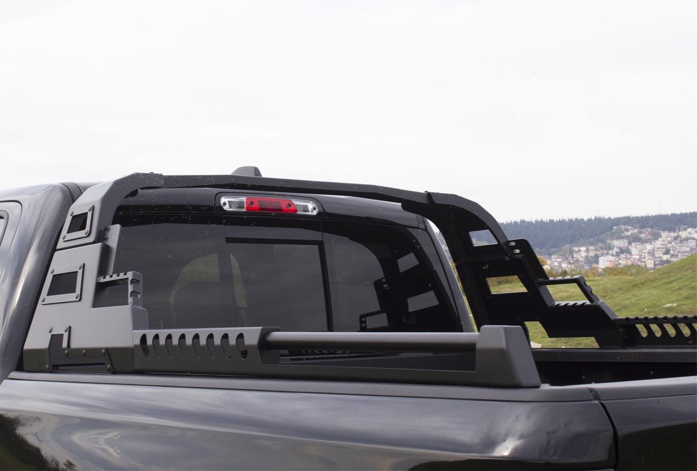 Volkswagen Amarok 23- orurowanie paki COMBAT Roll Bar