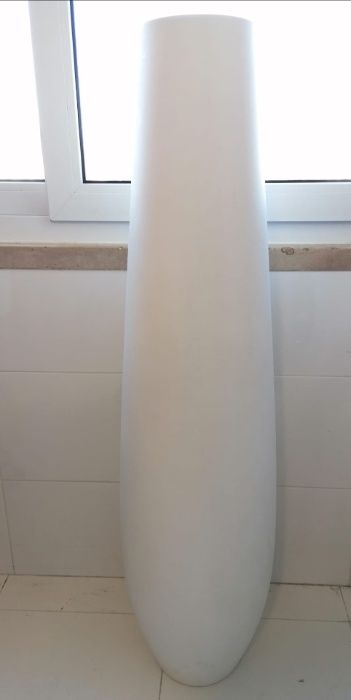 Vaso de Design Italiano, branco em polietileno com 125cm altura