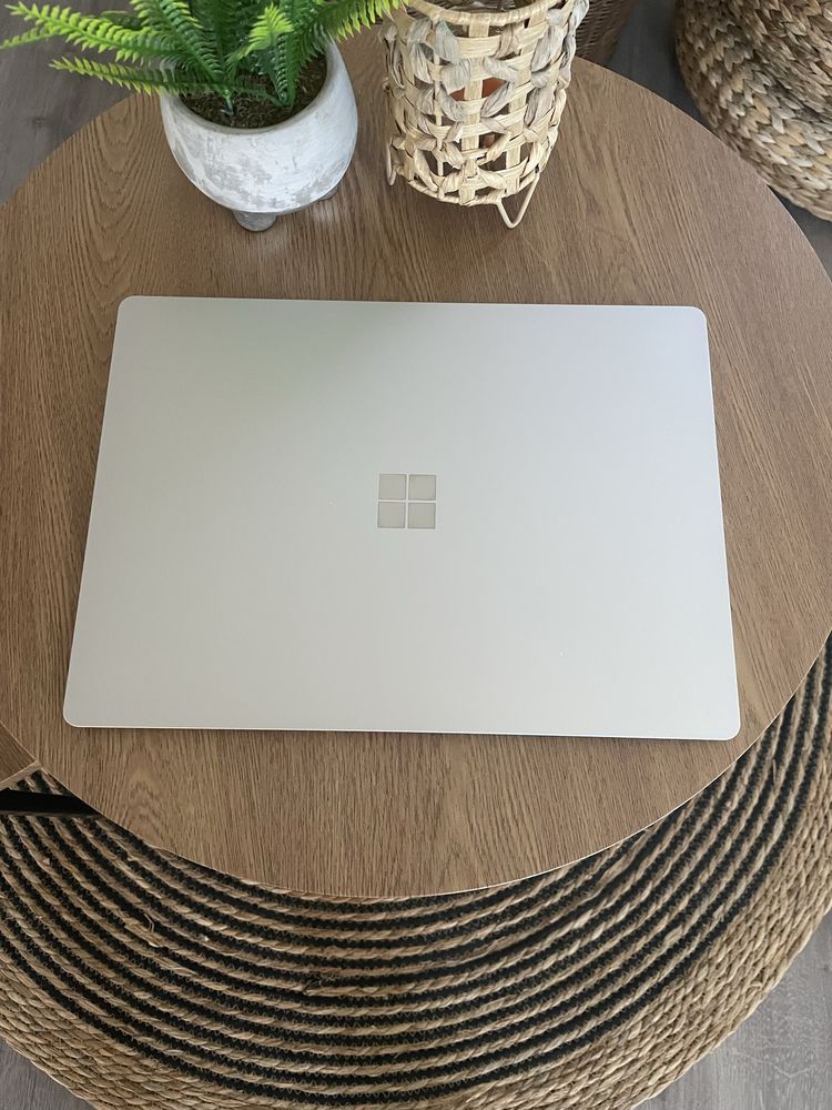 Microsoft surface laptop 5 (13.5”) Intel Core i5-1235U- RAM: 8GB 256GB