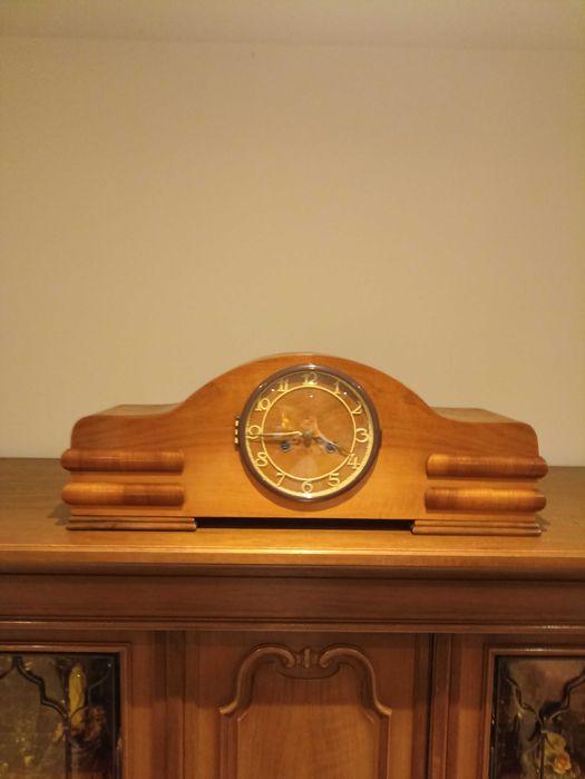 Sprzedam sprawny chodzący zegar z lat pięćdziesiątych. Cena 225 zł