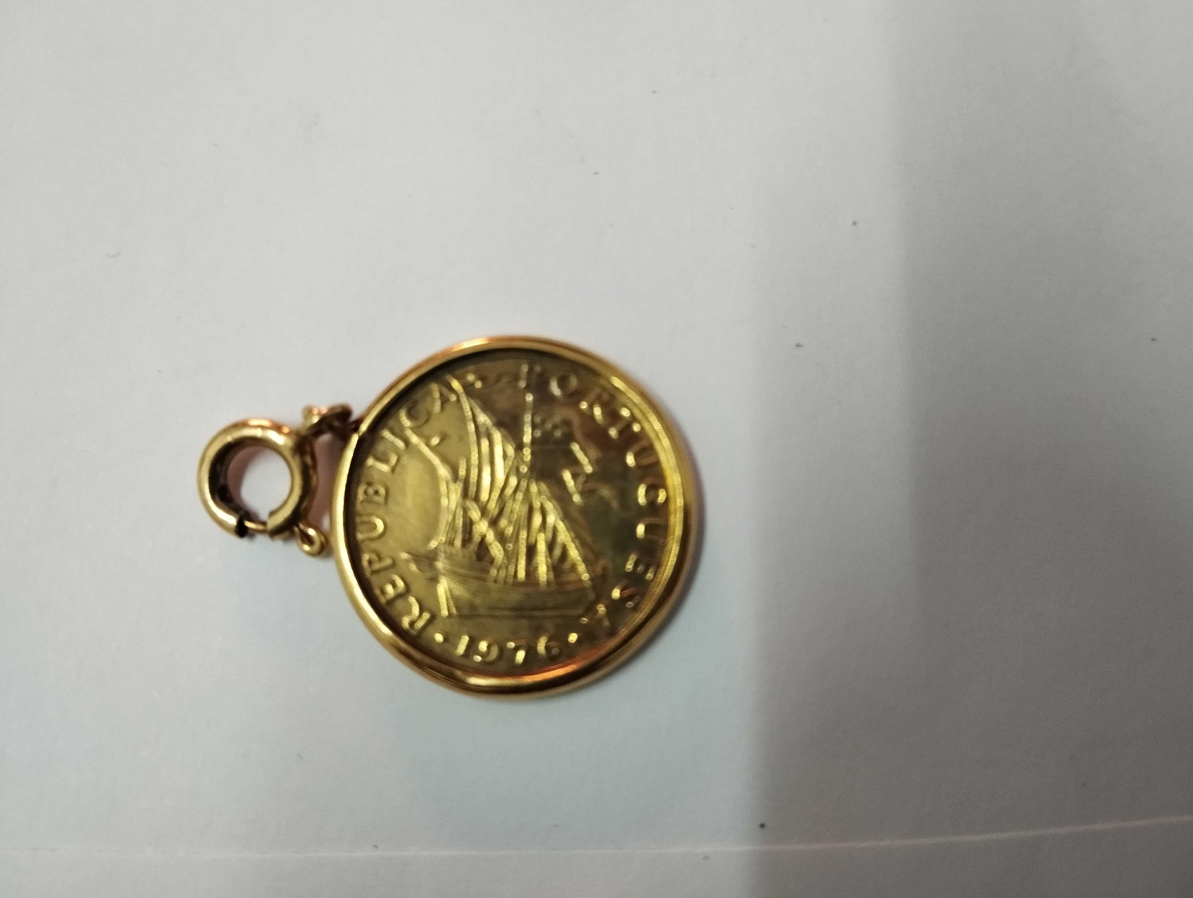 moeda 2.5 escudos 1976 em armação de ouro