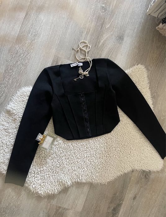 Елегантний чорний топ Bershka