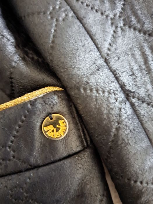 Casaco semipele s preto e dourado