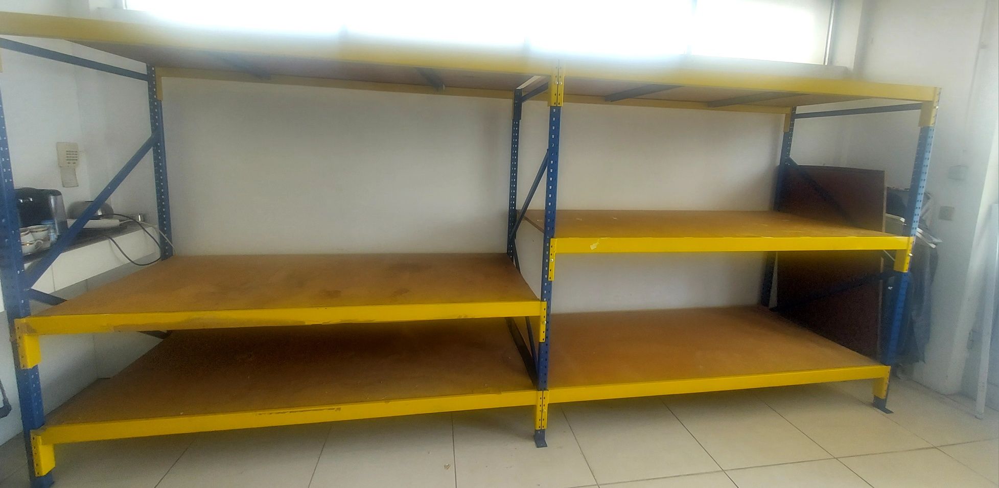 Estantes prateleiras metálicas para arrumação de armazém em bom estado