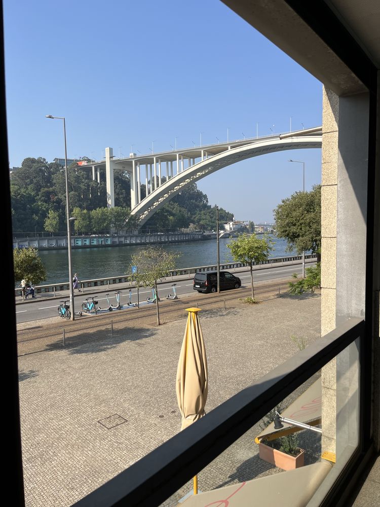 Loja em frente ao Rio Douro