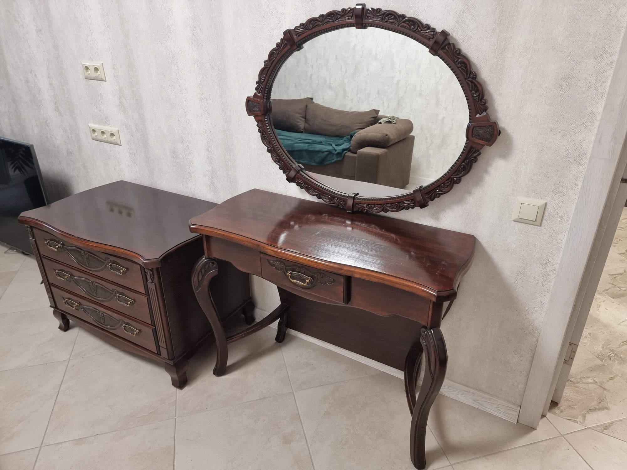 Набор деревянной мебели комод туалетный столик зеркало резьба