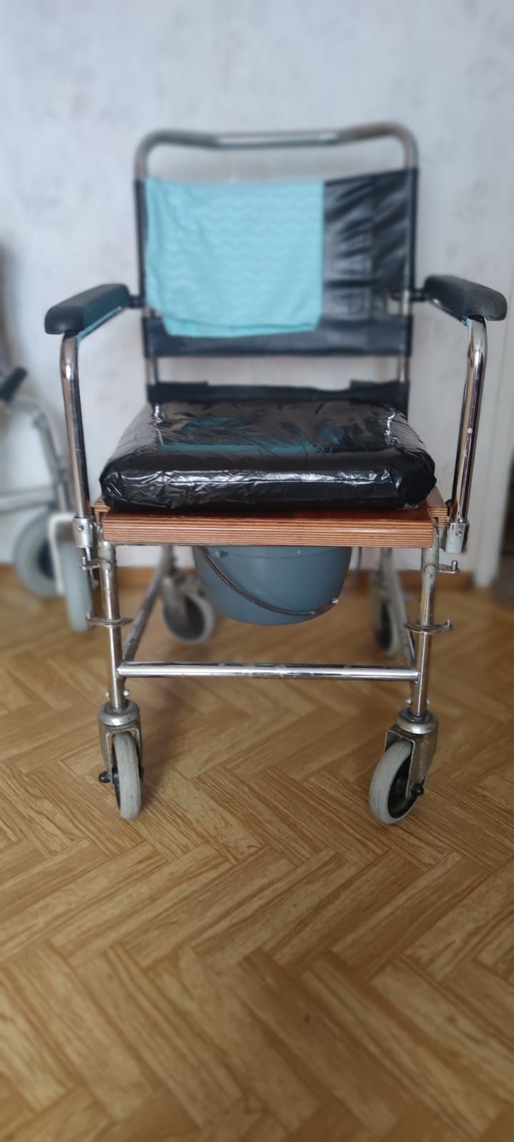 Krzesło toaletowe (jako wózek inwalidzki) na kółkach