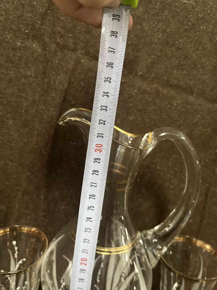 Jarra antiga com copos