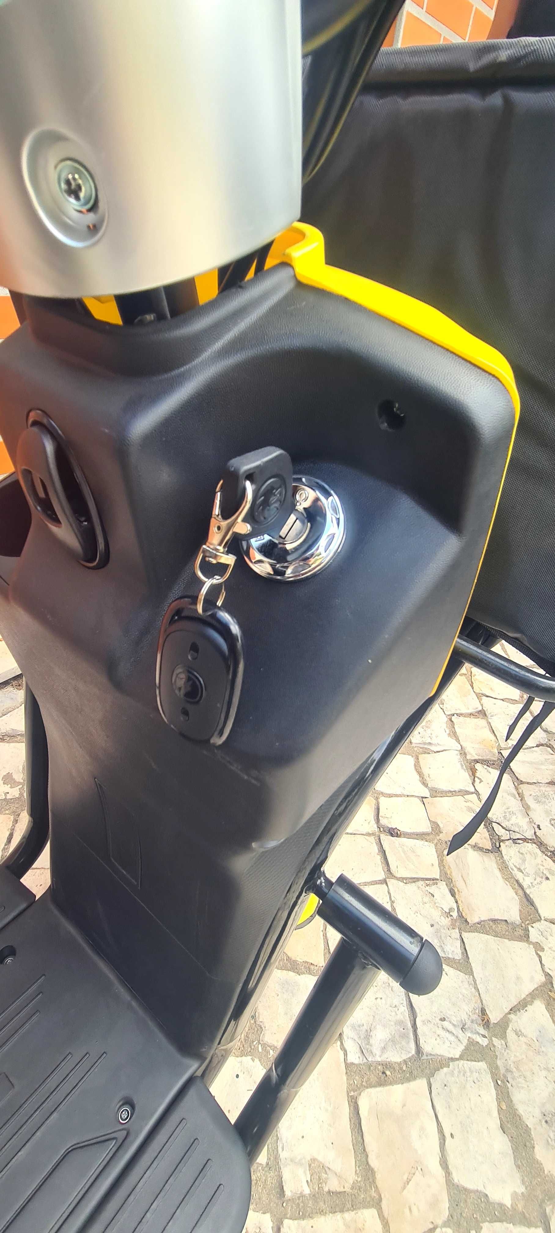 Scooter Elétrica  (Usada como nova ainda com plásticos de compra)