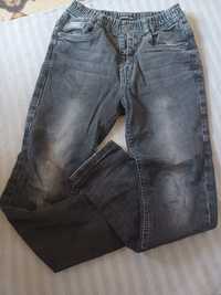 Spodnie jeansowe z przetarciami 140