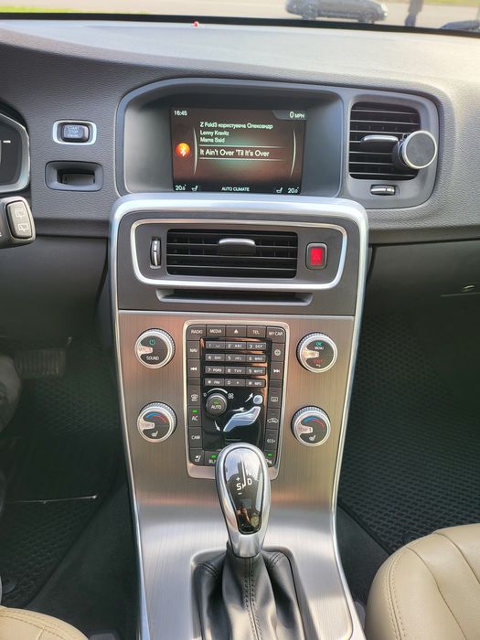 Volvo V60 2016 2.0. Бензин