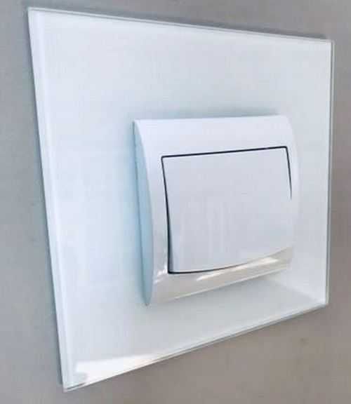 Szklana osłona / ramka pod gniazdko