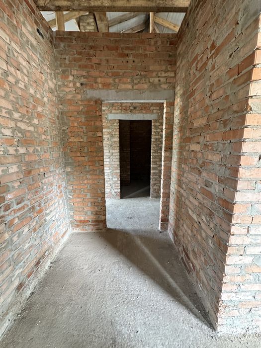 Продам сучасний будинок з гаражем на 6 сотках