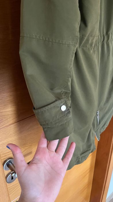 casaco de inverno verde escuro com pelo branco por dentro e fofinho