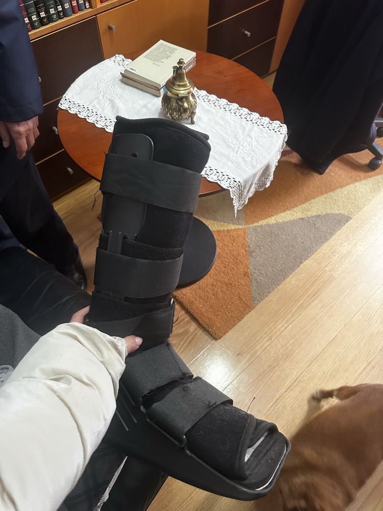 Duas botas ortopédicas