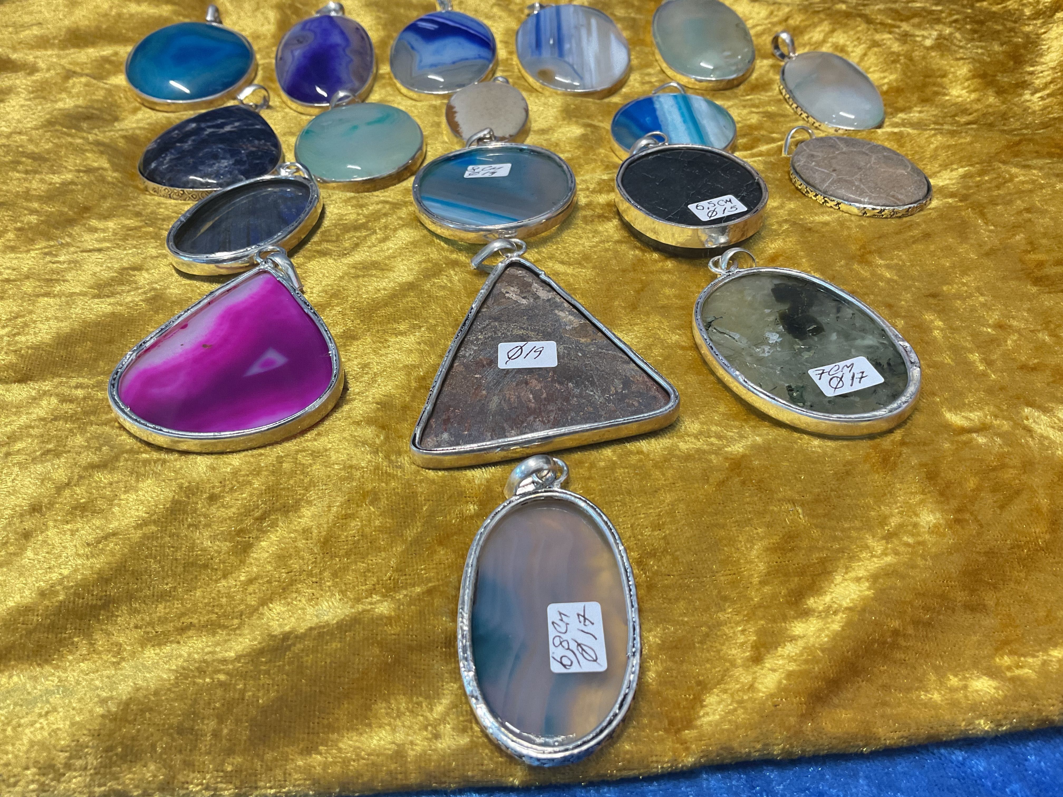 Pendente casquinha pedras várias cores tamanho de 6/8cm