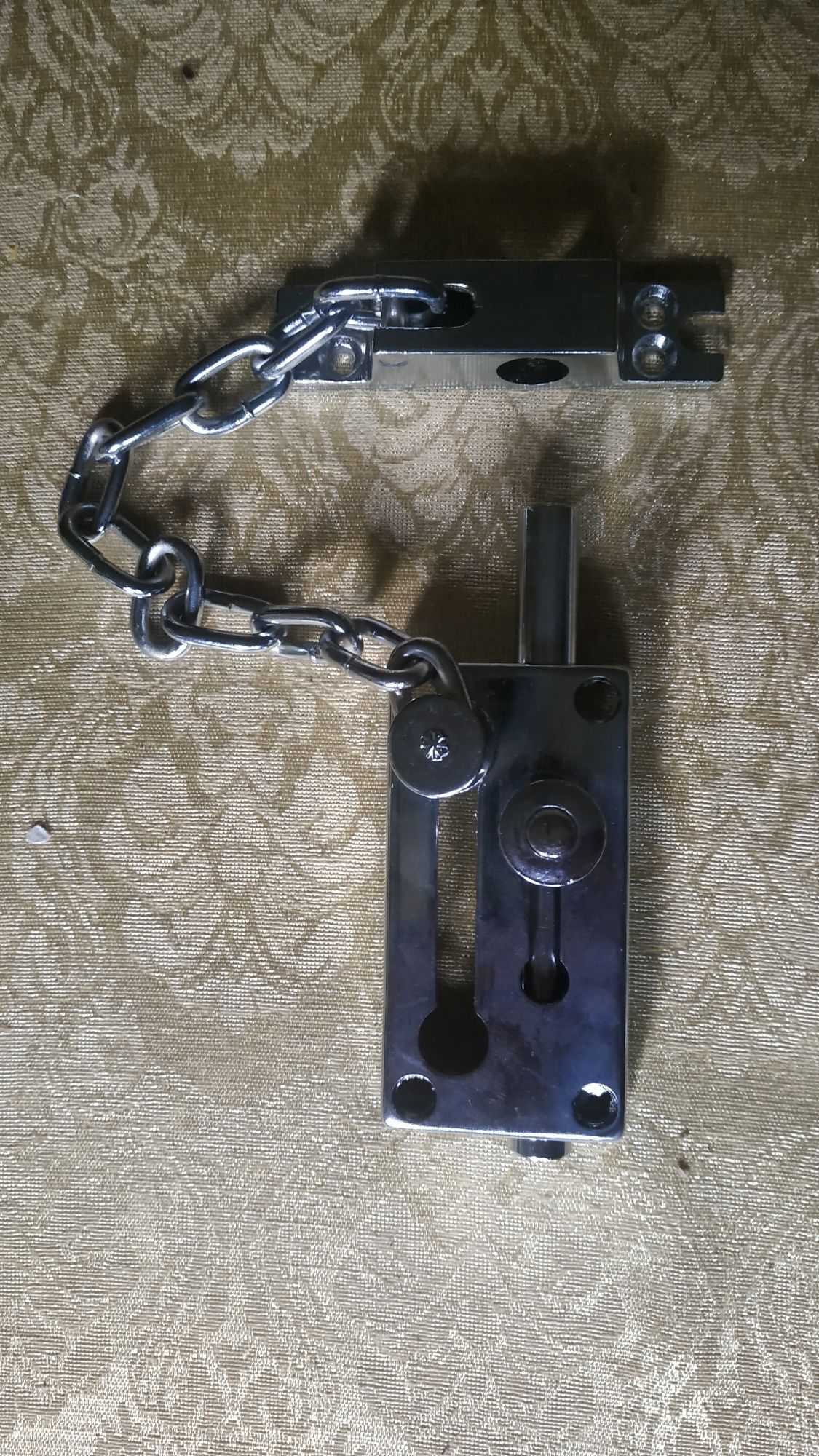 Задвижка с цепочкой