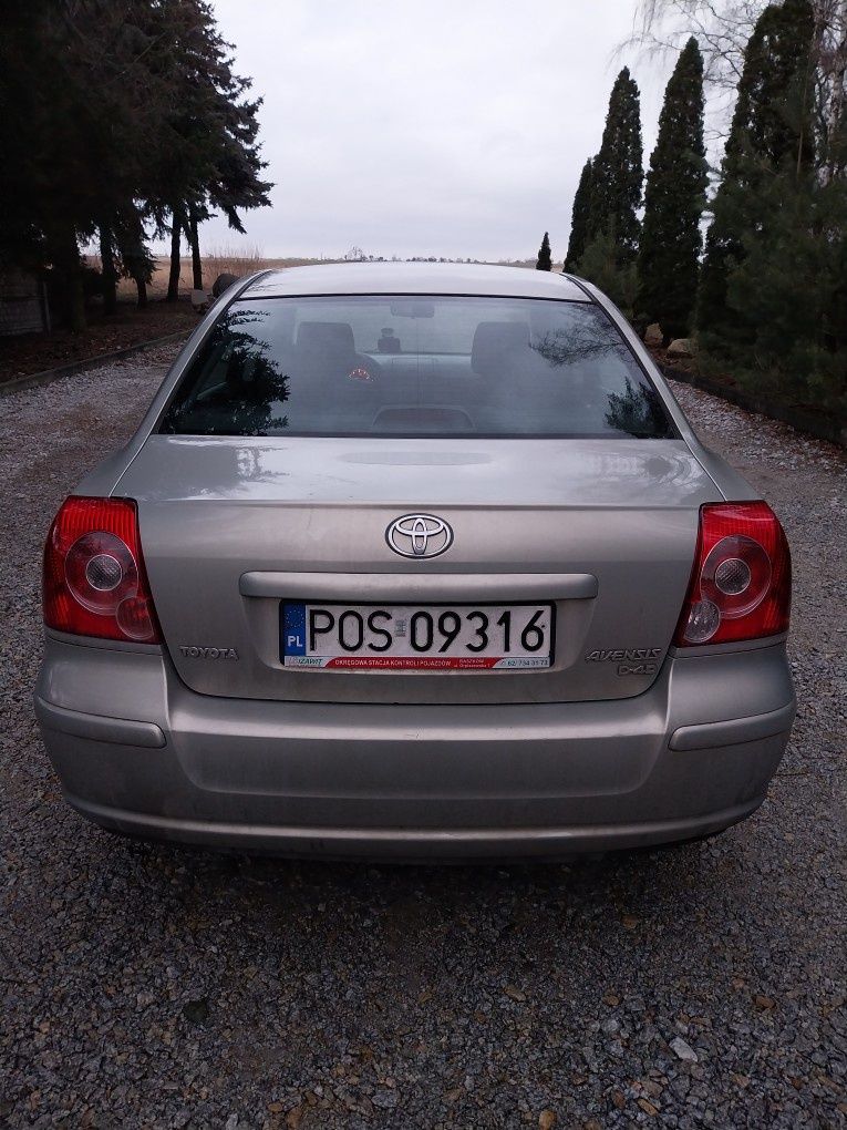 Toyota Avensis .