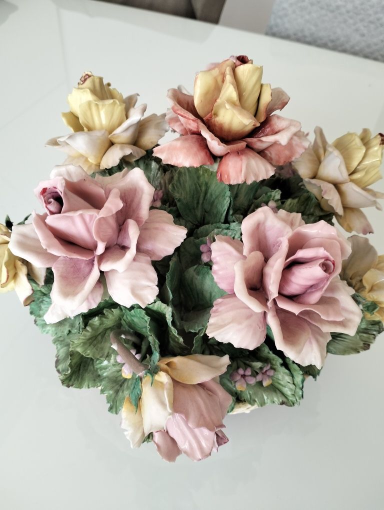 Arranjo de flores em loiça