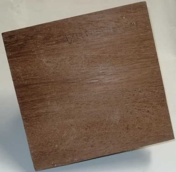 Boneca tradicional africana com trajes do campo num suporte de madeira