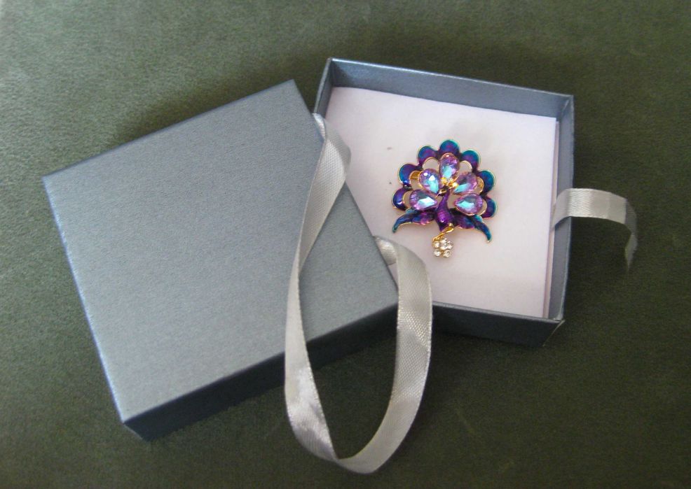 Alfinete / Broche / Pregadeira Pavão Penas Lilás NOVO