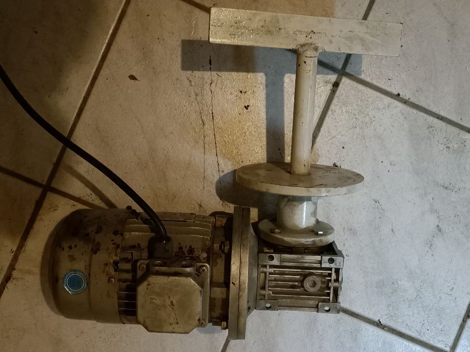 Silnik elektryczny z przekładnią ślimakową z mieszadłem i zbiornikiem