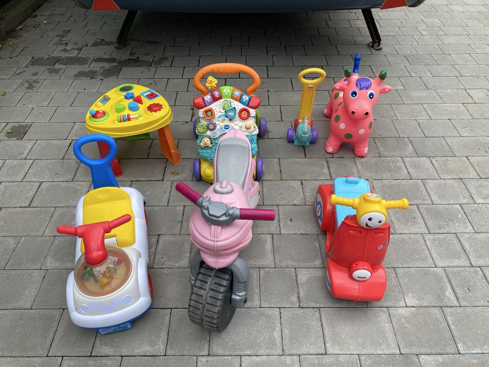 Продам машинки, столик корівка, мотоцикл