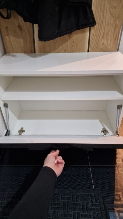 Szafka zamykana na buty biało czarna