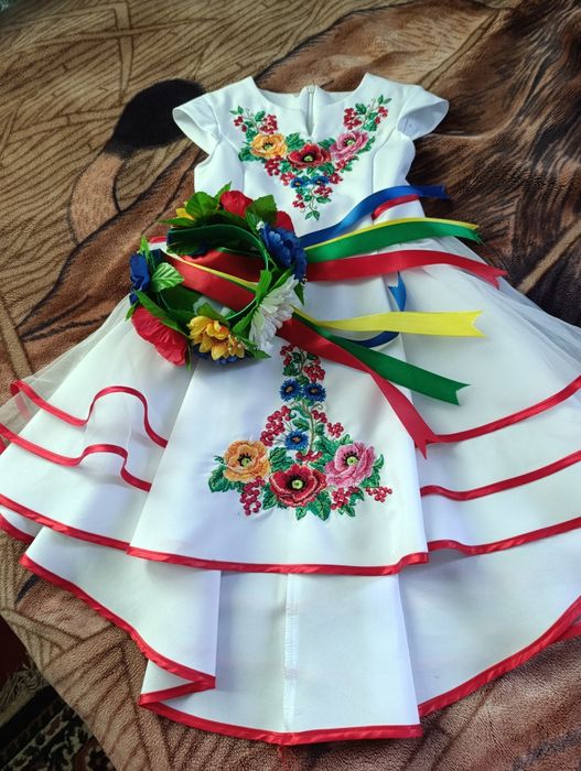 Вишиване плаття з віночком