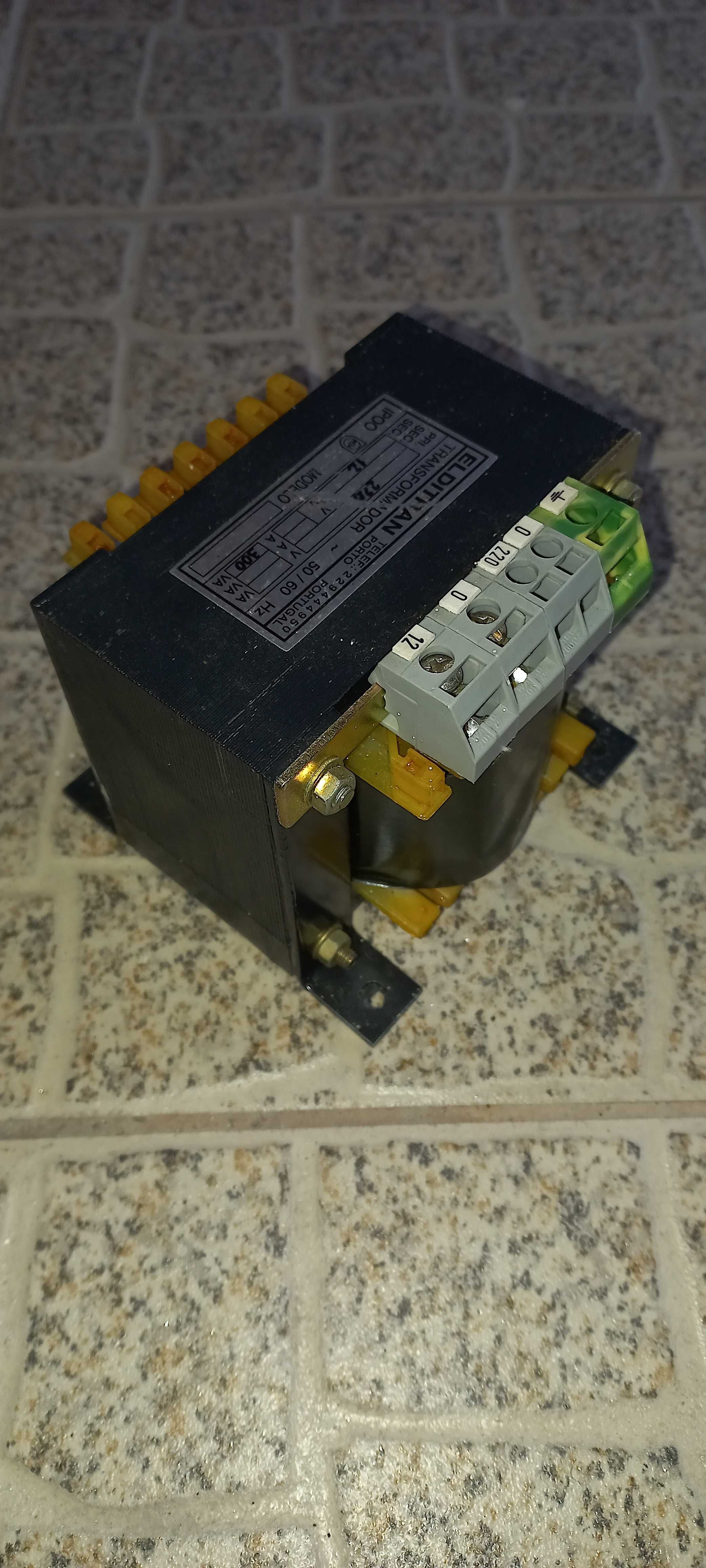 Transformadores de 400Va e 300Va (220v para 12v)