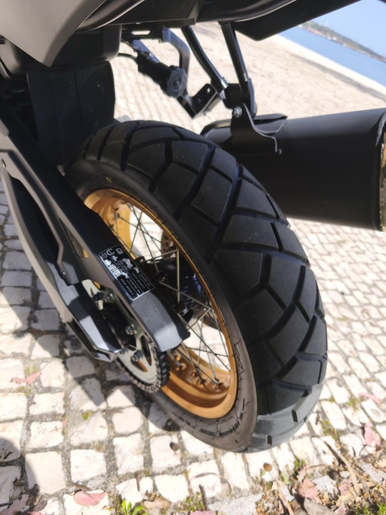 Vstrom 800DE 2023, com apenas 2.400km,estudo troca, por carro familiar