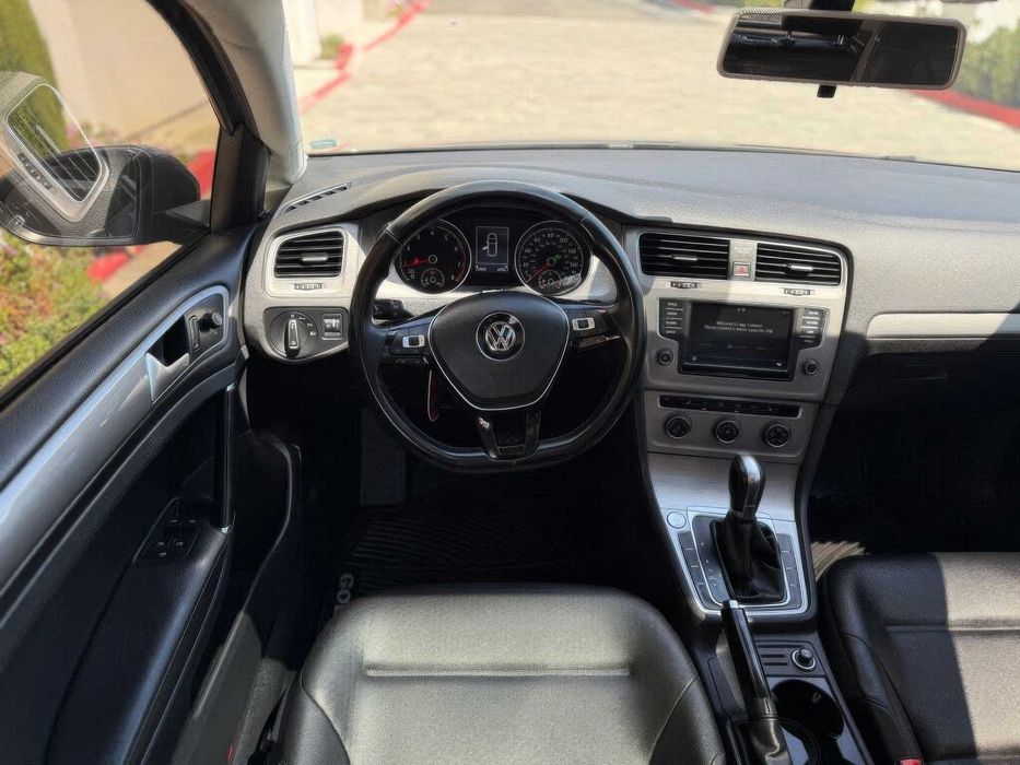 Volkswagen Golf      2017