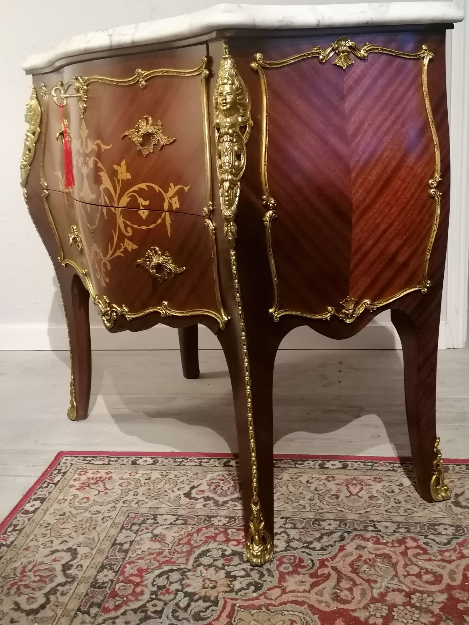 Clássica e Antiga Cómoda, estilo Luís XV.  Mármore, ferragens douradas
