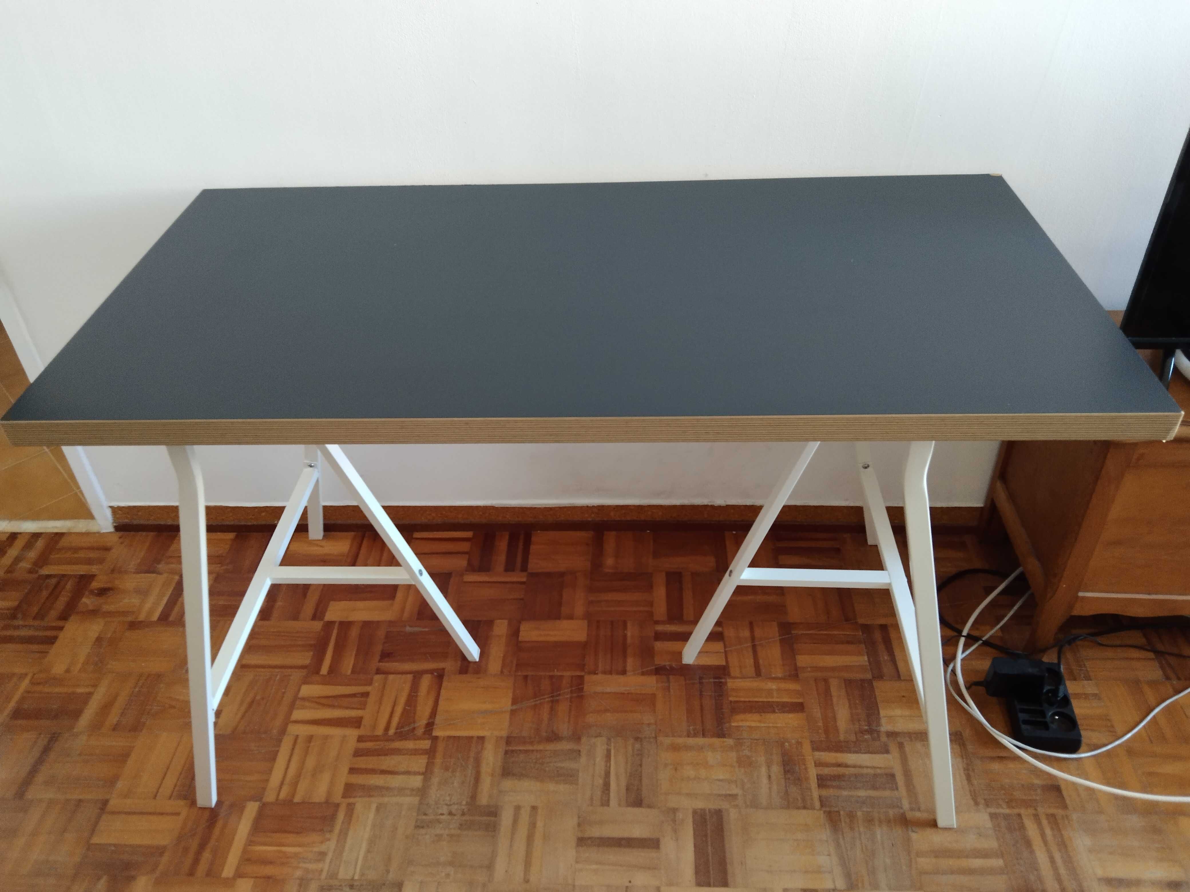 mesa/secretária com suportes