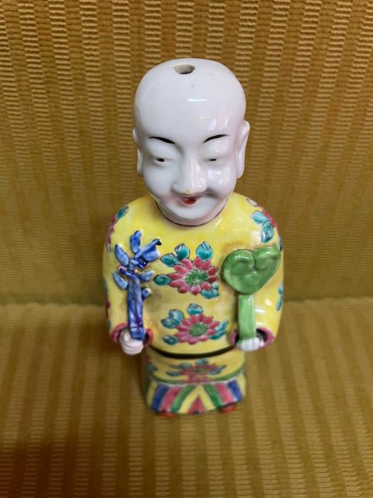 Estatueta antiga com trajes tradicionais chineses