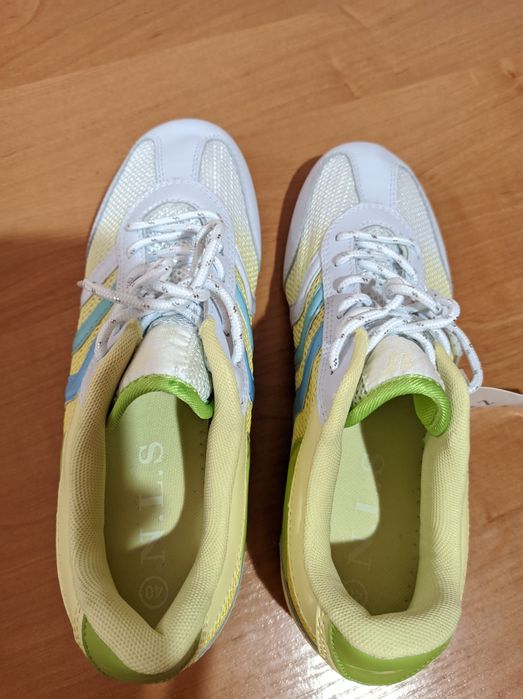 Кросівки дівочі, жіночі