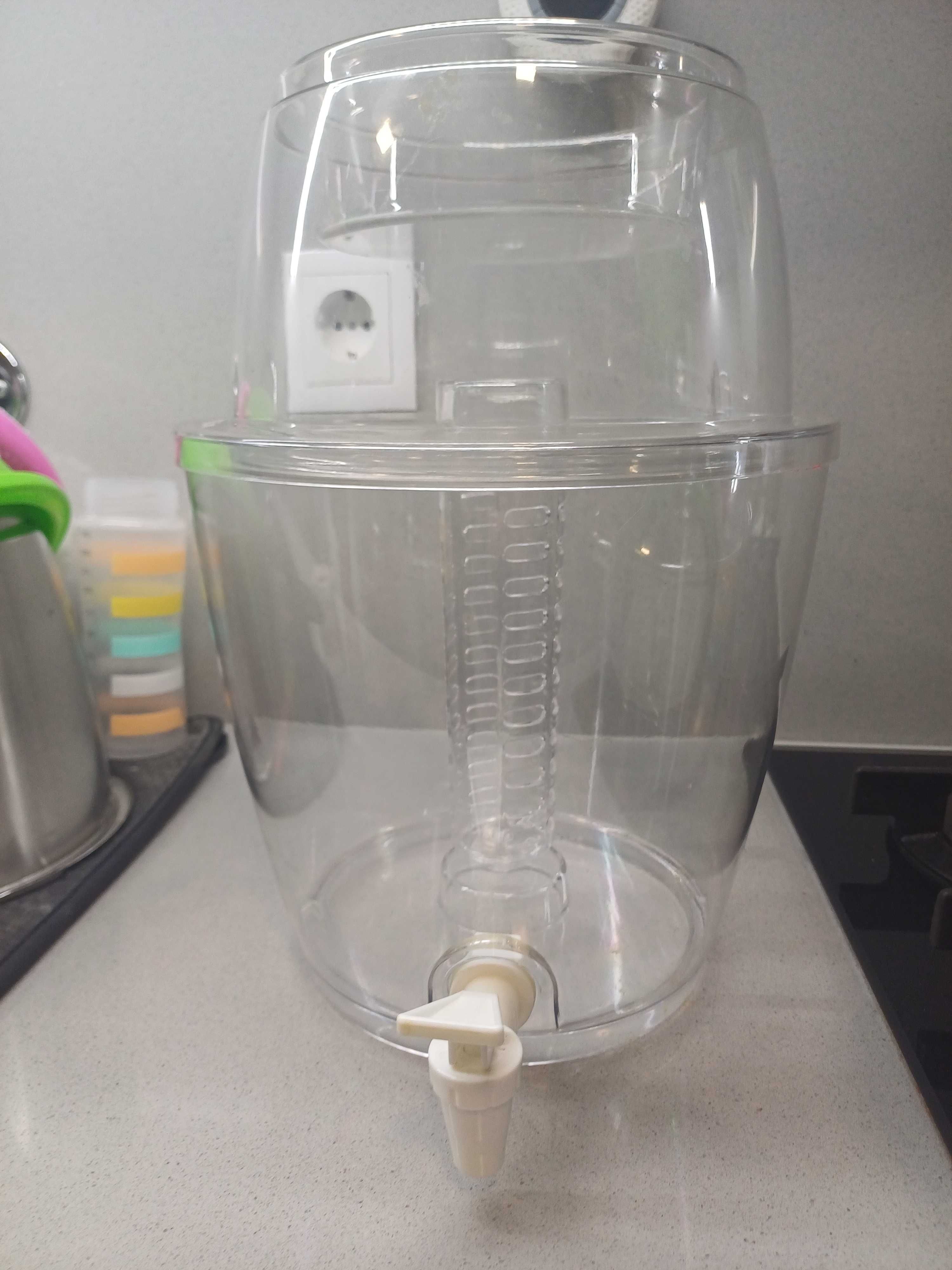 Recipiente com coluna para manter bebidas frescas