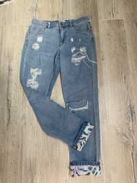 Spodnie jeans z przetarciami-firma ONLY
