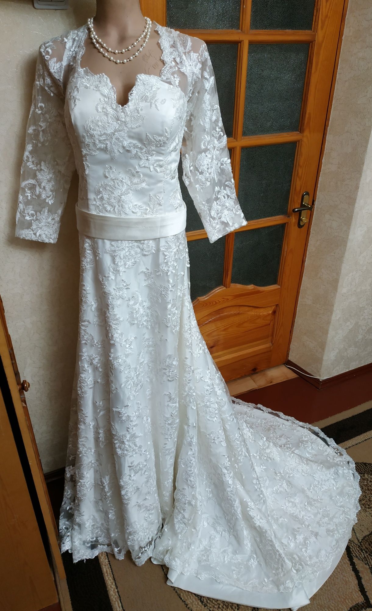 Белое кружевное свадебное платье а-силуэт с рукавами и шлейфом,48 разм