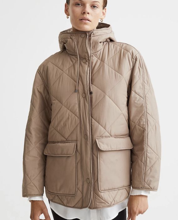 Продам стеганную куртку H&M! С капюшоном, очень легкая, с-л