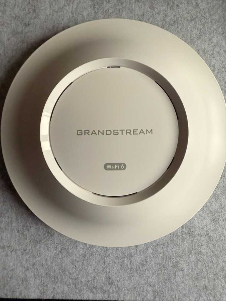 Точка доступу Wi-Fi 6E Grandstream GWN7664E (2.5Gb порти)