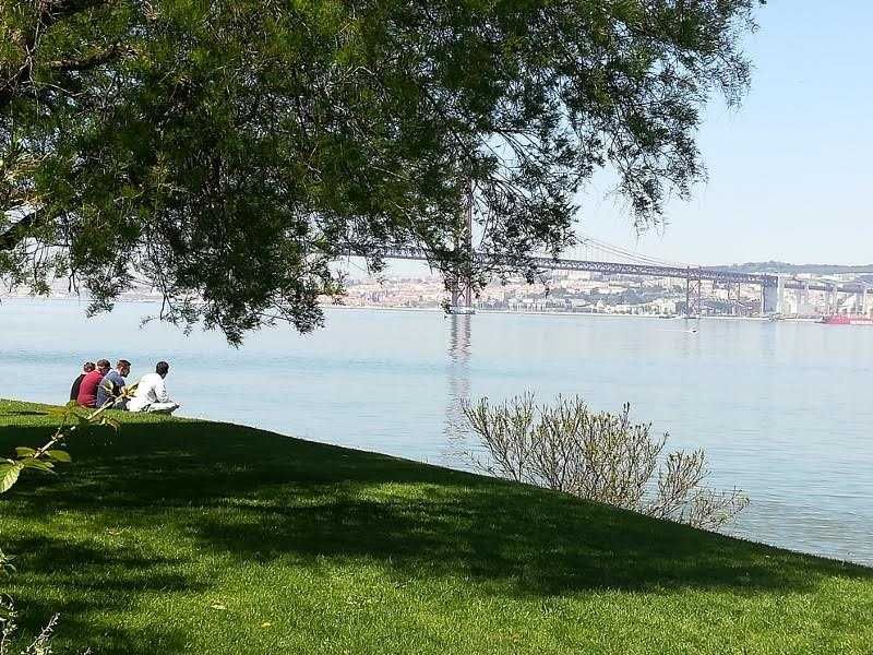 Quarto amplo com marquise fechada para arrendar em Almada junto ao rio