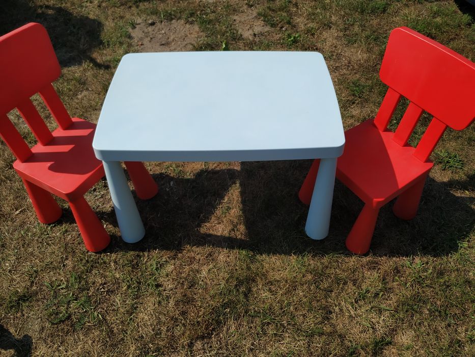 Zestaw Ikea mamut stolik i dwa krzesełka