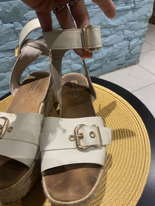 Sandały na platformie .