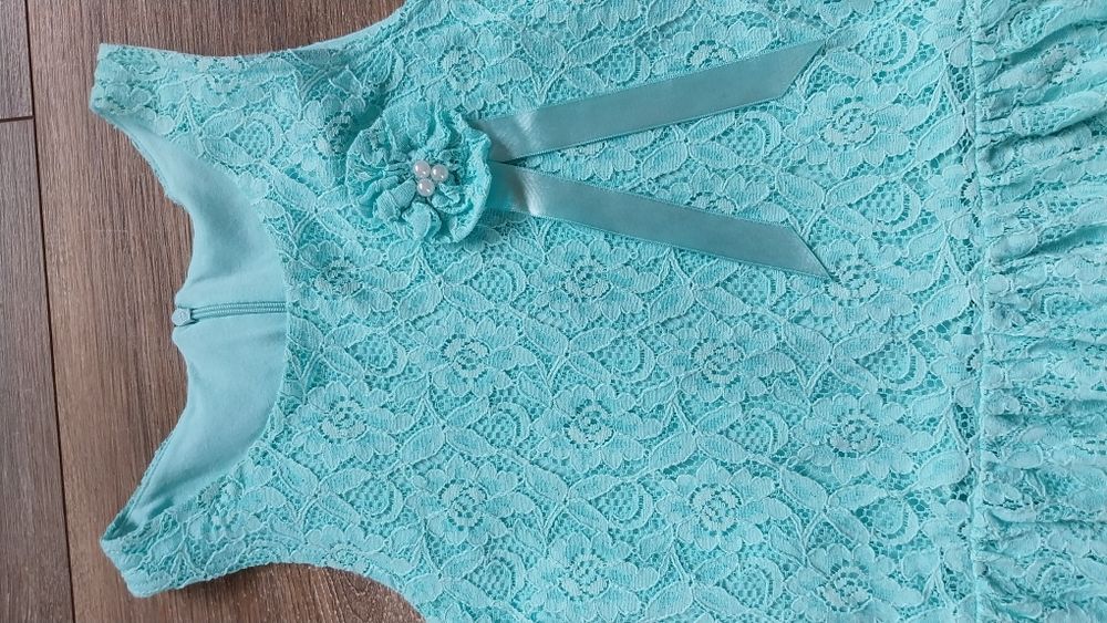 Sukienka koronkowa r. 134